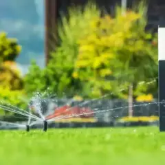 Jakie zraszacze do ogrodu wybrać, aby uniknąć problemów z nawadnianiem?