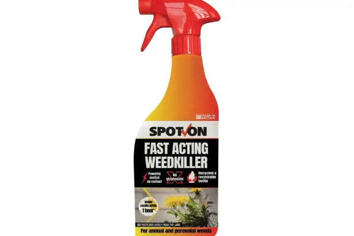 Butelka z opryskiem "Spot On Fast Acting Weedkiller", zawierająca kwas pelargonowy. Szybko zwalcza chwasty, widoczne efekty po godzinie.