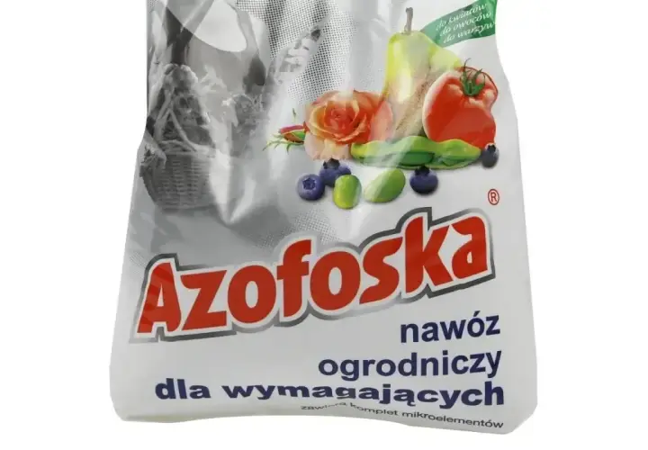 Azofoska to nawóz ogrodniczy dla wymagających roślin, idealny do kwiatów, owoców i warzyw. Nie stosuj go do roślin wrażliwych na składniki odżywcze.