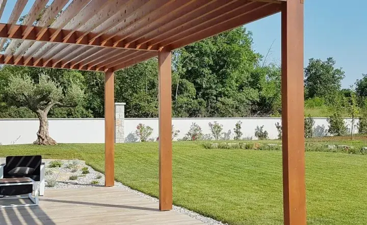 Ile kosztuje pergola tarasowa? Poznaj ceny i ukryte koszty