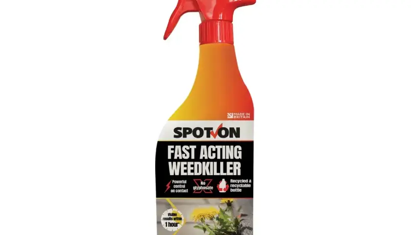 Butelka z opryskiem "Spot On Fast Acting Weedkiller", zawierająca kwas pelargonowy. Szybko zwalcza chwasty, widoczne efekty po godzinie.