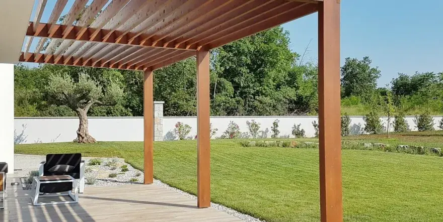Ile kosztuje pergola tarasowa? Poznaj ceny i ukryte koszty